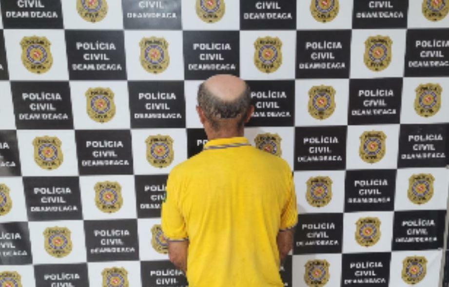 A imagem em destaque mostra o suspeito preso de costas.